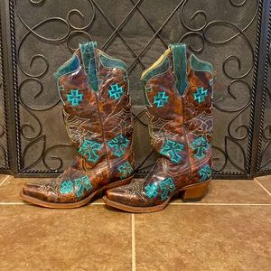 Beautiful western Corral women’s boots with beautiful turquoise cross detailing